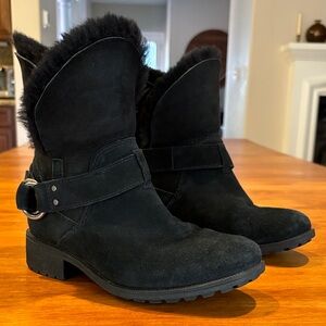 UGG Bodie Black Suede Waterproof Winter Boots Sheepskin Women’s Size 6 Buckle 🖤